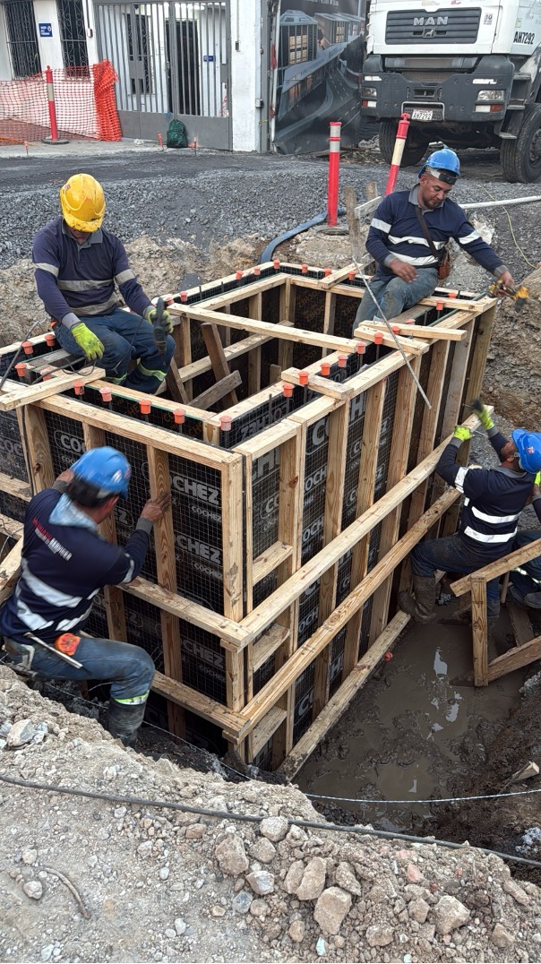 Cuadrilla armando formaleta para cámara eléctrica subterránea